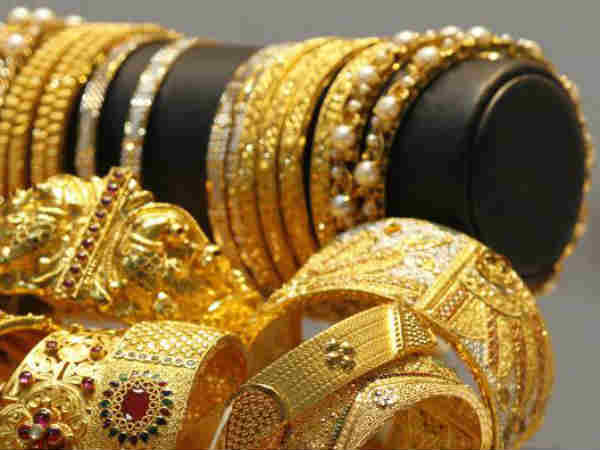 స్వల్పంగా తగ్గిన బంగారం ధర