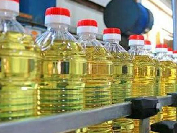 Edible Oil: సామాన్యులకు శుభవార్త.. తగ్గిన వంట నూనెల ధరలు.. Edible Oil: సామాన్యులకు శుభవార్త.. తగ్గిన వంట నూనెల ధరలు..